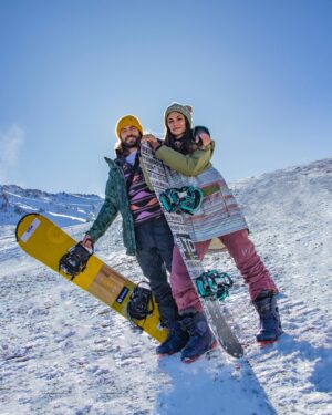 Benjamín Alfonso Instagram - Salió una escapada a @laslenasresort con @galiciaeminent para surfear la nieve y reponer energías. Fue toda una experiencia tremenda, se nevó todo la noche que llegamos. Pudimos disfrutar con @lalindaa y @mcelestia un finde de relax y deporte. 

#ExperienciaÈminent #visa 

@virgohotelspalaslenas @innsbruckcafe @ufopoint
@condorpoint @elrefugiorestaurants 
@jesuisraclette