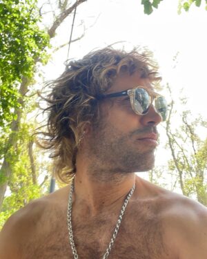 Benjamín Alfonso Instagram - ELEGIR tus pensamientos. 
Creo que estamos atravesando (y hablo por mi tmb) cada vez mayores nivel de ansiedad, de insatisfacción, entendiendo que lo que vemos en las redes sociales es “La Realidad”. 
Es una de las realidades, ojalá estuviese siempre acompañado de estos amigazos pateando en los lagos de Palermo. 
Pero no es asi, a veces se me van horas mirando el celu, acostumbrado al estímulo constante, cuando no lo tengo, lo busco. 
ELIJAMOS realmente, no nos entreguemos a esa pereza de los personajes de WallE. 
Salgamos al verde, sigamos juntándonos, intencionemos y creemos estos espacios donde no hace falta estar en la playa para pasarla bien. 
Para eso, ELIJAMOS NUESTROS PENSAMIENTOS como si fuera higiene, exacto, como bañarse, lavarse los dientes. Podes elegir y por mas agotada que esté esta frase, en el Aquí y Ahora, no existe la ansiedad. Conectemosnos con nuestros Sentidos, lo que ves, lo que tocas. Paz a la mente 🤙🏽😜
@brunoalcon @santinomartinez