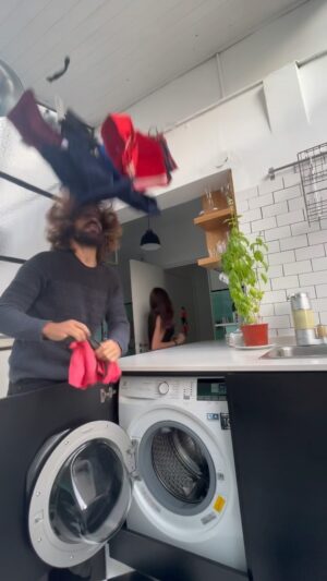 Benjamín Alfonso Instagram - Si sos como yo y no te das mucha mania con el lavado de ropa, hacete un nuevo mejor amigo de la ropa limpia, perfumada, rápido y fácil. 
Te olvidaste alguna prenda afuera? 
La función añadir prenda, podes pausar y agregar esa prendita que quedó perdida. 
Fan de mi lavasecarropas de @Electrolux tiene todas las funciones muy fáciles y la ropa queda ideal! Hasta tiene un lavado rápido, para los que no son del team planing

#TuCasaBienVivida