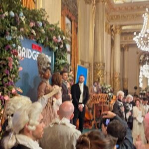Benjamín Alfonso Instagram - Ayer @chenetflix nos invitó al tremendo @teatrocolon para la #falsajoda de @nicoocchiato y @florjazminpe ideal para los románticos 🌹❤️ #bridgerton 
Aguanten las declaraciones de 𝓐𝓶𝓸𝓻