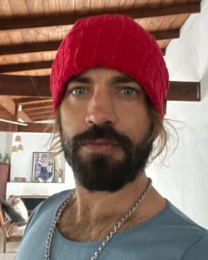 Benjamín Alfonso Instagram - Me clave la uña al lado del ojo sacándome el traje de neoprene… eso #scar