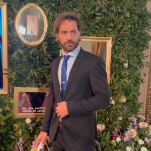 Benjamín Alfonso Instagram - Ayer @chenetflix nos invitó al tremendo @teatrocolon para la #falsajoda de @nicoocchiato y @florjazminpe ideal para los románticos 🌹❤️ #bridgerton 
Aguanten las declaraciones de 𝓐𝓶𝓸𝓻