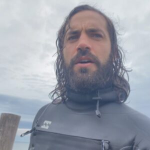Benjamín Alfonso Instagram - Frío & Calor 🔥 🥶 
El surf es mi enfermedad 
Ese Amor incondicional, ese sentimiento de saber que el Mar esta siempre ahí, no nos juzga, nos trata a todos igual, nos enseña, nos eleva, nos hace conectar como niños y nos trae al presente
@billabong_argentina gracias por equiparme bien para este frío asi me siento en el calor 🔥