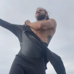 Benjamín Alfonso Instagram - Frío & Calor 🔥 🥶 
El surf es mi enfermedad 
Ese Amor incondicional, ese sentimiento de saber que el Mar esta siempre ahí, no nos juzga, nos trata a todos igual, nos enseña, nos eleva, nos hace conectar como niños y nos trae al presente
@billabong_argentina gracias por equiparme bien para este frío asi me siento en el calor 🔥
