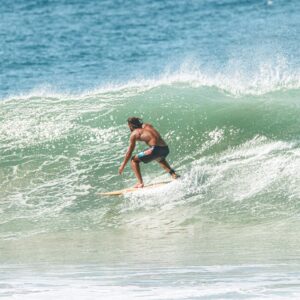 Benjamín Alfonso Instagram - Frío & Calor 🔥 🥶 
El surf es mi enfermedad 
Ese Amor incondicional, ese sentimiento de saber que el Mar esta siempre ahí, no nos juzga, nos trata a todos igual, nos enseña, nos eleva, nos hace conectar como niños y nos trae al presente
@billabong_argentina gracias por equiparme bien para este frío asi me siento en el calor 🔥