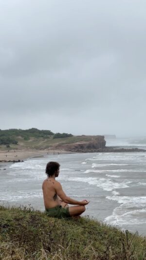 Benjamín Alfonso Instagram - Eterno Buscador ✨🌊🪬
Busco respuestas, constantemente. 
No es el hecho de encontrar algo que me relaje, 
es la búsqueda en sí que me motiva siempre a estar en movimiento. 
El otro día leí que: Meditar, hacer deporte y leer son las cosas que mas nutren y relajan al ser humano en todas sus aristas. 
Ya me acepto así, como un buscador constante y me hago de herramientas como el surf, la meditación y la lectura, para que la vida tenga sentido, colores y profundidad. 
Gracias por acompañarme en este camino. 
Los leo buscadores 🩵