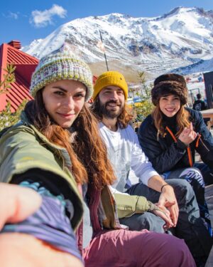 Benjamín Alfonso Instagram - Salió una escapada a @laslenasresort con @galiciaeminent para surfear la nieve y reponer energías. Fue toda una experiencia tremenda, se nevó todo la noche que llegamos. Pudimos disfrutar con @lalindaa y @mcelestia un finde de relax y deporte. 

#ExperienciaÈminent #visa 

@virgohotelspalaslenas @innsbruckcafe @ufopoint
@condorpoint @elrefugiorestaurants 
@jesuisraclette