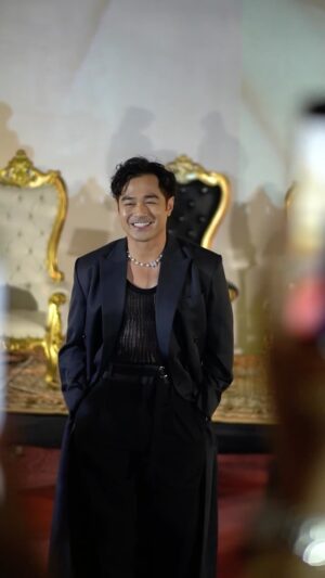 Benjamin Alves Instagram - “Sometimes you gotta pop out and show 🥷”

I can’t wait for you to meet Basil!.
Thank you to our GMA Entertainment Group for such a wonderful, fun, and DIFFERENT character. 

#WidowsWar Premieres TONIGHT

Styling by @john_paul_dizon x @nikitaagatha