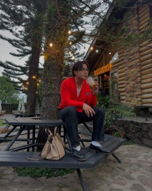 Benjamin Alves Instagram - Thank you Lipa, Batangas for the warm welcome. ❤️ 
#WidowsWar 

🎤 @gmaregionaltv 
☕️ @loghousecafe.lipa