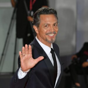 Benjamin Bratt Instagram - Yours truly, servin’ up the ham and the cheese😁

Photo credit: #dominiquecharriau