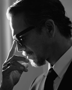 Benjamin Bratt Instagram - @LaBiennale — Excelsior Hotel

Posted @withregram • @gregwilliamsphotography @benjaminbratt at the Venice Film Festival for his film #deadforadollar 

Wearing: @giorgioarmani @heywearstudio @davidyurmanmen 

#benjaminbratt #venicefilmfestival #venezia79 #gregwilliams #gregwilliamsphotography #leicaq2