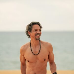 Benjamin Bratt Instagram - Happy to report Casual Friday is still a thing➡️🏝️☀️🩳👙

Thanks for making Mother of the Bride the  #1 Movie on @Netflix❤️