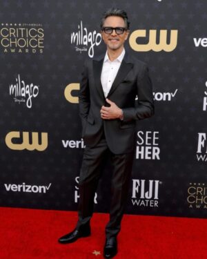 Benjamin Bratt Instagram - @criticschoice awards is always a fantastic night. Amazing seeing friends and celebrating great work!

Styling by @dolly.lanvin 
Grooming by @nataliabruschi
Thanks to:
@boglioliofficial 
@omega 
@davidyurmanmen 
@anthonydeltufo 
@tess_jameson