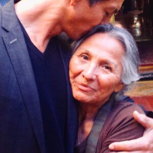 Benjamin Bratt Instagram - Do you see this? Swipe ⬅️
I always knew my mother was an Indian queen 🇵🇪 
#Peruana #Peruano #Latino #nativepride #indigenous
