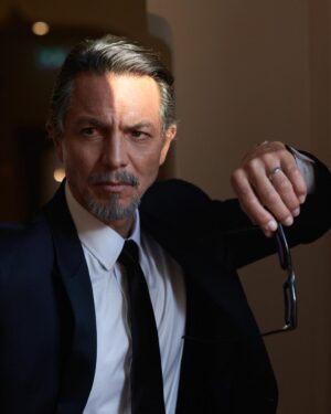 Benjamin Bratt Instagram - Are you wearing choo’s on my bed?

📷:@gregwilliamsphotography