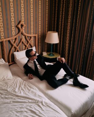 Benjamin Bratt Instagram - Are you wearing choo’s on my bed?

📷:@gregwilliamsphotography