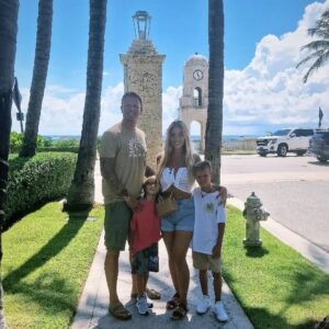 Benjamin Machet Instagram - Nous entamons notre dernière semaine en Floride avant de rentrer en Suisse.

Petit pêle-mêle de ces derniers jours, le centre de la Floride et une partie de l'est...d'Orlando à Fort Lauderdale.

Un road trip avec 2 enfants - petits - n'est vraiment pas de tout repos et on a souvent envie de les laisser au bord de la route 😅 mais on tient bon 💪.

La Floride est une super destination en famille, il y' a pleins de choses à faire, que ce soir pour les petits ou pour les grands PAR CONTRE tout se paie, absolument TOUT.

Et parfois, même plus cher qu'en Europe.

Prévoyez donc un peu de budget...

Je vous fais un débrief concernant les coûts dès que nous sommes rentrés.

D'ici là on profite de notre dernière semaine 🤩

#florida #roadtrip #happy #family #love