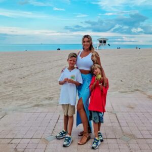Benjamin Machet Instagram - Nous entamons notre dernière semaine en Floride avant de rentrer en Suisse.

Petit pêle-mêle de ces derniers jours, le centre de la Floride et une partie de l'est...d'Orlando à Fort Lauderdale.

Un road trip avec 2 enfants - petits - n'est vraiment pas de tout repos et on a souvent envie de les laisser au bord de la route 😅 mais on tient bon 💪.

La Floride est une super destination en famille, il y' a pleins de choses à faire, que ce soir pour les petits ou pour les grands PAR CONTRE tout se paie, absolument TOUT.

Et parfois, même plus cher qu'en Europe.

Prévoyez donc un peu de budget...

Je vous fais un débrief concernant les coûts dès que nous sommes rentrés.

D'ici là on profite de notre dernière semaine 🤩

#florida #roadtrip #happy #family #love