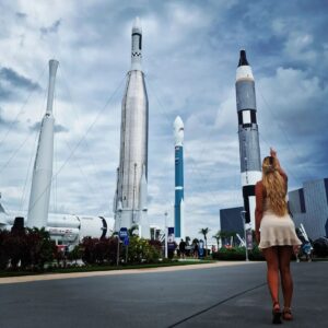 Benjamin Machet Instagram - 🚀 De tout ce que nous avons vu depuis 3 semaines, je crois que le plus impressionnant est définitivement d'avoir visité la NASA 🚀

Visiter le Kennedy Space Center en Floride est un incontournable lors d'un séjour près de Cap Canaveral! C'est ici que la première fusée à été lancée le 24 juillet 1950.

A savoir que Kennedy Space Center n'est pas un parc d’attractions mais le véritable centre de lancement de la NASA (National Aeronautics and Space Administration), comprenant les zones de préparation des navettes et les pas de tir.

Bien que les opérations soient supervisées de Houston,Texas, tous les engins spatiaux sont lancés de cette presqu'île floridienne. C'est en effet un choix stratégique en cas de lancement raté : tout autour, il n'y a que de l'eau.

En connaître d'avantage sur les enjeux de l'espace, l'astronomie et la vie des astronautes... je vous le garantis, c'est la meilleure expérience que l'on ai faite, aussi bien pour les enfants que pour nous!

#nasa
#spacekennedycenter #florida #happy #family