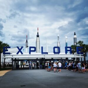 Benjamin Machet Instagram - 🚀 De tout ce que nous avons vu depuis 3 semaines, je crois que le plus impressionnant est définitivement d'avoir visité la NASA 🚀

Visiter le Kennedy Space Center en Floride est un incontournable lors d'un séjour près de Cap Canaveral! C'est ici que la première fusée à été lancée le 24 juillet 1950.

A savoir que Kennedy Space Center n'est pas un parc d’attractions mais le véritable centre de lancement de la NASA (National Aeronautics and Space Administration), comprenant les zones de préparation des navettes et les pas de tir.

Bien que les opérations soient supervisées de Houston,Texas, tous les engins spatiaux sont lancés de cette presqu'île floridienne. C'est en effet un choix stratégique en cas de lancement raté : tout autour, il n'y a que de l'eau.

En connaître d'avantage sur les enjeux de l'espace, l'astronomie et la vie des astronautes... je vous le garantis, c'est la meilleure expérience que l'on ai faite, aussi bien pour les enfants que pour nous!

#nasa
#spacekennedycenter #florida #happy #family