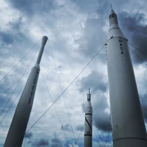 Benjamin Machet Instagram - 🚀 De tout ce que nous avons vu depuis 3 semaines, je crois que le plus impressionnant est définitivement d'avoir visité la NASA 🚀

Visiter le Kennedy Space Center en Floride est un incontournable lors d'un séjour près de Cap Canaveral! C'est ici que la première fusée à été lancée le 24 juillet 1950.

A savoir que Kennedy Space Center n'est pas un parc d’attractions mais le véritable centre de lancement de la NASA (National Aeronautics and Space Administration), comprenant les zones de préparation des navettes et les pas de tir.

Bien que les opérations soient supervisées de Houston,Texas, tous les engins spatiaux sont lancés de cette presqu'île floridienne. C'est en effet un choix stratégique en cas de lancement raté : tout autour, il n'y a que de l'eau.

En connaître d'avantage sur les enjeux de l'espace, l'astronomie et la vie des astronautes... je vous le garantis, c'est la meilleure expérience que l'on ai faite, aussi bien pour les enfants que pour nous!

#nasa
#spacekennedycenter #florida #happy #family