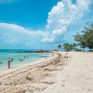Benjamin Machet Instagram - 🌴 Key West 🌴

Nous avons passé la journée dans cette ville américaine située à l'extrémité occidentale de l'archipel des Keys, en Floride. Elle compte environ 25'000 habitants.

Connue pour être le point extrême du sud des Etats-Unis et le terminal Sud de la Route 1. Située à 207 km au sud-ouest de Miami et à 170 km au nord-ouest de La Havane, elle offre une position stratégique sur le détroit de Floride, à moins de 150 km des côtes cubaines.

Le "Southernmost Point" littéralement "le point le plus au sud" des USA. Installée en 1983, la bouée d'ancre géante de plus de 3 mètres de haut en béton rouge, noire et jaune est censée matérialiser comme son nom l'indique, le point le plus au sud des Etats-Unis.

C'est le 'monument' le plus prisé des touristes qui se rendent dans cette ville.

#keywest #southernmost #florida #cuba #happy #family