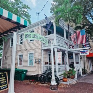 Benjamin Machet Instagram - 🌴 Key West 🌴

Nous avons passé la journée dans cette ville américaine située à l'extrémité occidentale de l'archipel des Keys, en Floride. Elle compte environ 25'000 habitants.

Connue pour être le point extrême du sud des Etats-Unis et le terminal Sud de la Route 1. Située à 207 km au sud-ouest de Miami et à 170 km au nord-ouest de La Havane, elle offre une position stratégique sur le détroit de Floride, à moins de 150 km des côtes cubaines.

Le "Southernmost Point" littéralement "le point le plus au sud" des USA. Installée en 1983, la bouée d'ancre géante de plus de 3 mètres de haut en béton rouge, noire et jaune est censée matérialiser comme son nom l'indique, le point le plus au sud des Etats-Unis.

C'est le 'monument' le plus prisé des touristes qui se rendent dans cette ville.

#keywest #southernmost #florida #cuba #happy #family