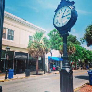 Benjamin Machet Instagram - 🌴 Key West 🌴

Nous avons passé la journée dans cette ville américaine située à l'extrémité occidentale de l'archipel des Keys, en Floride. Elle compte environ 25'000 habitants.

Connue pour être le point extrême du sud des Etats-Unis et le terminal Sud de la Route 1. Située à 207 km au sud-ouest de Miami et à 170 km au nord-ouest de La Havane, elle offre une position stratégique sur le détroit de Floride, à moins de 150 km des côtes cubaines.

Le "Southernmost Point" littéralement "le point le plus au sud" des USA. Installée en 1983, la bouée d'ancre géante de plus de 3 mètres de haut en béton rouge, noire et jaune est censée matérialiser comme son nom l'indique, le point le plus au sud des Etats-Unis.

C'est le 'monument' le plus prisé des touristes qui se rendent dans cette ville.

#keywest #southernmost #florida #cuba #happy #family