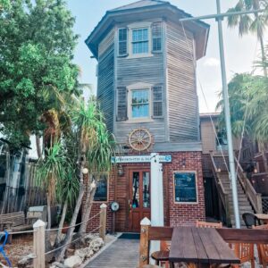 Benjamin Machet Instagram - 🌴 Key West 🌴

Nous avons passé la journée dans cette ville américaine située à l'extrémité occidentale de l'archipel des Keys, en Floride. Elle compte environ 25'000 habitants.

Connue pour être le point extrême du sud des Etats-Unis et le terminal Sud de la Route 1. Située à 207 km au sud-ouest de Miami et à 170 km au nord-ouest de La Havane, elle offre une position stratégique sur le détroit de Floride, à moins de 150 km des côtes cubaines.

Le "Southernmost Point" littéralement "le point le plus au sud" des USA. Installée en 1983, la bouée d'ancre géante de plus de 3 mètres de haut en béton rouge, noire et jaune est censée matérialiser comme son nom l'indique, le point le plus au sud des Etats-Unis.

C'est le 'monument' le plus prisé des touristes qui se rendent dans cette ville.

#keywest #southernmost #florida #cuba #happy #family