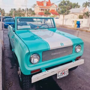 Benjamin Machet Instagram - 🌴 Key West 🌴

Nous avons passé la journée dans cette ville américaine située à l'extrémité occidentale de l'archipel des Keys, en Floride. Elle compte environ 25'000 habitants.

Connue pour être le point extrême du sud des Etats-Unis et le terminal Sud de la Route 1. Située à 207 km au sud-ouest de Miami et à 170 km au nord-ouest de La Havane, elle offre une position stratégique sur le détroit de Floride, à moins de 150 km des côtes cubaines.

Le "Southernmost Point" littéralement "le point le plus au sud" des USA. Installée en 1983, la bouée d'ancre géante de plus de 3 mètres de haut en béton rouge, noire et jaune est censée matérialiser comme son nom l'indique, le point le plus au sud des Etats-Unis.

C'est le 'monument' le plus prisé des touristes qui se rendent dans cette ville.

#keywest #southernmost #florida #cuba #happy #family