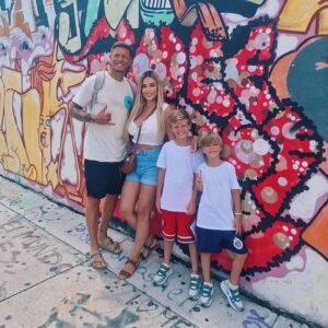 Benjamin Machet Instagram - ☀️ Sunshine State ☀️

Voici 4 jours que nous sommes à Miami, entre plage, palmiers, chaleur étouffante, paysages colorés, atmosphère glamour, rythmes latinos et galères.

Notre séjour aurait pu mieux commencer mais nous sommes en famille, en vacances, au soleil... ça pourrait être pire!

On a essayé de nous arnaquer 3 fois, emmené la voiture à la fourrière 2x et $600.- d'amendes plus tard nous sommes toujours heureux d'être ici 🤩

Nous avons silloné les rues de South Beach en long et en large, la plage est magnifique et le sable brûlant. 

Nous sommes partis visiter le quartier de Wynwood, au nord de Miami, niché entre Midtown et le Design District. Connu pour ses nombreuses peintures murales colorées, Wynwood est l'un des quartiers les plus tendance de la ville. Un musée en plein air qui présente des œuvres à grande échelle de certains des artistes de rue les plus célèbres au monde.

C'est sans doute ce qui nous a le plus plu depuis notre arrivée.

Aujourd'hui, nous prenons la route pour les Everglades puis Marathon, dans les keys 🤩

#happy #family #florida #roadtrip #love