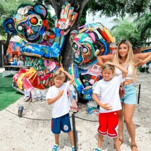 Benjamin Machet Instagram - ☀️ Sunshine State ☀️

Voici 4 jours que nous sommes à Miami, entre plage, palmiers, chaleur étouffante, paysages colorés, atmosphère glamour, rythmes latinos et galères.

Notre séjour aurait pu mieux commencer mais nous sommes en famille, en vacances, au soleil... ça pourrait être pire!

On a essayé de nous arnaquer 3 fois, emmené la voiture à la fourrière 2x et $600.- d'amendes plus tard nous sommes toujours heureux d'être ici 🤩

Nous avons silloné les rues de South Beach en long et en large, la plage est magnifique et le sable brûlant. 

Nous sommes partis visiter le quartier de Wynwood, au nord de Miami, niché entre Midtown et le Design District. Connu pour ses nombreuses peintures murales colorées, Wynwood est l'un des quartiers les plus tendance de la ville. Un musée en plein air qui présente des œuvres à grande échelle de certains des artistes de rue les plus célèbres au monde.

C'est sans doute ce qui nous a le plus plu depuis notre arrivée.

Aujourd'hui, nous prenons la route pour les Everglades puis Marathon, dans les keys 🤩

#happy #family #florida #roadtrip #love