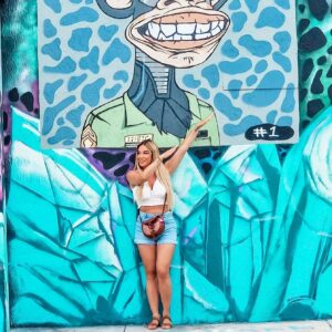 Benjamin Machet Instagram - ☀️ Sunshine State ☀️

Voici 4 jours que nous sommes à Miami, entre plage, palmiers, chaleur étouffante, paysages colorés, atmosphère glamour, rythmes latinos et galères.

Notre séjour aurait pu mieux commencer mais nous sommes en famille, en vacances, au soleil... ça pourrait être pire!

On a essayé de nous arnaquer 3 fois, emmené la voiture à la fourrière 2x et $600.- d'amendes plus tard nous sommes toujours heureux d'être ici 🤩

Nous avons silloné les rues de South Beach en long et en large, la plage est magnifique et le sable brûlant. 

Nous sommes partis visiter le quartier de Wynwood, au nord de Miami, niché entre Midtown et le Design District. Connu pour ses nombreuses peintures murales colorées, Wynwood est l'un des quartiers les plus tendance de la ville. Un musée en plein air qui présente des œuvres à grande échelle de certains des artistes de rue les plus célèbres au monde.

C'est sans doute ce qui nous a le plus plu depuis notre arrivée.

Aujourd'hui, nous prenons la route pour les Everglades puis Marathon, dans les keys 🤩

#happy #family #florida #roadtrip #love