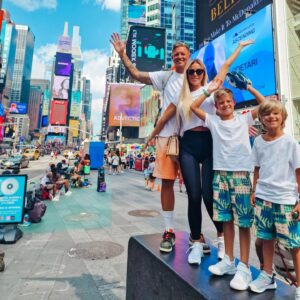 Benjamin Machet Instagram - Nous sommes officiellement de retour des USA après 1 mois de road trip à travers la Floride.

Quelle aventure 😍

Nous voyageons avec nos enfants depuis qu'ils sont nés car nous n'avons jamais souhaité arrêter de parcourir le monde.

Pour finir notre voyage en beauté, nous avons passé la dernière journée de notre voyage à New-York.

De Times Square à Ground Zero, nous avons sillonné les rues de Manhattan.

À chaque voyage avec escale, nous prenons l'avion le plus tôt pour repartir le plus tard possible et profiter de visiter une partie de la ville où nous faisons escale. C'est une super opportunité pour découvrir de nouvelles villes.

Et vous vos bons plans de voyage?

Je vous lis 👀

#happy #family #love #holidays #trip