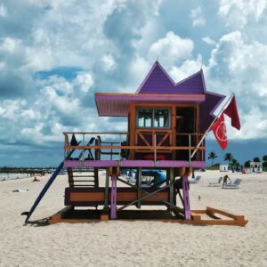 Benjamin Machet Instagram - ☀️ Sunshine State ☀️

Voici 4 jours que nous sommes à Miami, entre plage, palmiers, chaleur étouffante, paysages colorés, atmosphère glamour, rythmes latinos et galères.

Notre séjour aurait pu mieux commencer mais nous sommes en famille, en vacances, au soleil... ça pourrait être pire!

On a essayé de nous arnaquer 3 fois, emmené la voiture à la fourrière 2x et $600.- d'amendes plus tard nous sommes toujours heureux d'être ici 🤩

Nous avons silloné les rues de South Beach en long et en large, la plage est magnifique et le sable brûlant. 

Nous sommes partis visiter le quartier de Wynwood, au nord de Miami, niché entre Midtown et le Design District. Connu pour ses nombreuses peintures murales colorées, Wynwood est l'un des quartiers les plus tendance de la ville. Un musée en plein air qui présente des œuvres à grande échelle de certains des artistes de rue les plus célèbres au monde.

C'est sans doute ce qui nous a le plus plu depuis notre arrivée.

Aujourd'hui, nous prenons la route pour les Everglades puis Marathon, dans les keys 🤩

#happy #family #florida #roadtrip #love