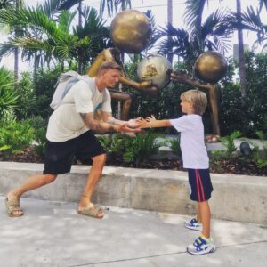 Benjamin Machet Instagram - ☀️ Sunshine State ☀️

Voici 4 jours que nous sommes à Miami, entre plage, palmiers, chaleur étouffante, paysages colorés, atmosphère glamour, rythmes latinos et galères.

Notre séjour aurait pu mieux commencer mais nous sommes en famille, en vacances, au soleil... ça pourrait être pire!

On a essayé de nous arnaquer 3 fois, emmené la voiture à la fourrière 2x et $600.- d'amendes plus tard nous sommes toujours heureux d'être ici 🤩

Nous avons silloné les rues de South Beach en long et en large, la plage est magnifique et le sable brûlant. 

Nous sommes partis visiter le quartier de Wynwood, au nord de Miami, niché entre Midtown et le Design District. Connu pour ses nombreuses peintures murales colorées, Wynwood est l'un des quartiers les plus tendance de la ville. Un musée en plein air qui présente des œuvres à grande échelle de certains des artistes de rue les plus célèbres au monde.

C'est sans doute ce qui nous a le plus plu depuis notre arrivée.

Aujourd'hui, nous prenons la route pour les Everglades puis Marathon, dans les keys 🤩

#happy #family #florida #roadtrip #love