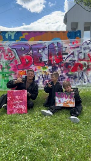 Benjamin Machet Instagram - Super moment d’initiation au graffiti avec Benjamin Machet et ses petits, Tao et Damien ! On a passé un super moment à taguer et à s’éclater avec les bombes de peinture. Trop cool de partager ma passion avec eux. @benjaminmachet #Graffiti #ArtUrbain #EazyOne #benjaminmachet