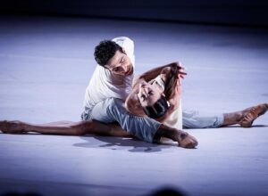 Benjamin Millepied Instagram - #Equilibrio2024 è iniziato con la prima delle tre date di “Closer/On The Other Side” di @benjaminmillepied interpretato dal Corpo di Ballo del Teatro dell’Opera di Roma diretto da @eleonoraabbagnatoofficial, si replica stasera e domani.

© Fondazione Musica per Roma – Musacchio-Fucilla/MUSA