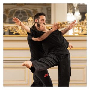 Benjamin Millepied Instagram - « If you knew »: cette chanson de Jeff Buckley, interprétée à la danse par @benjaminmillepied et @colineomasson , évoque l’expérience de l’amour selon le chanteur. Le couple de danseurs reproduit, à travers la danse, la charge émotionnelle de cette chanson. 

Extraits de la création de Benjamin Millepied, « GRACE: Jeff Buckley Dances », présentés lors des Carnets d’Esquisses du 1er février au @museeorsay . 
« GRACE: Jeff Buckley Dances » sera présentée pour la première fois en novembre 2024 à @laseinemusicale 

« Carnets d’Esquisses – Impressions » présente des formes courtes, des « work in progress » de chorégraphes émergents. Ce cycle a été imaginé par le Paris Dance Project et ses fondateurs, @benjaminmillepied et @sduhays, afin de rapprocher le public du processus de création de la danse contemporaine.  Prochaines dates : le 7 mars et le 4 avril 2024.

📸 @kellermans.lens

#parisdanceproject #carnetsdesquisses #jeffbuckley #laseinemusicale #museeorsay