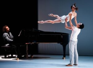 Benjamin Millepied Instagram - #Equilibrio2024 è iniziato con la prima delle tre date di “Closer/On The Other Side” di @benjaminmillepied interpretato dal Corpo di Ballo del Teatro dell’Opera di Roma diretto da @eleonoraabbagnatoofficial, si replica stasera e domani.

© Fondazione Musica per Roma – Musacchio-Fucilla/MUSA