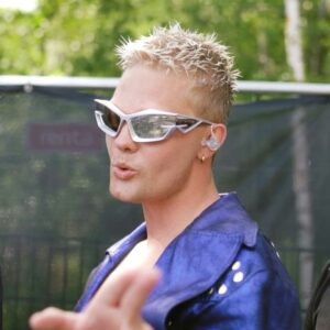 Benjamin Peltonen Instagram - ”Kuuma ja hikinen” on tän kesän keikkojen kantava teema. Lisätkää siihen vielä SYNTINEN sillä tänä lauantaina 6.7. mä ja @erikavikman viedään teidät sellasiin sfääreihin Allas Seapoolilla että teillä saattaa lähteä taju 🥵 Keikka on jo melkeen loppuunmyyty joten nyt nopeesti osoitteeseen @lippu.fi 🤝

Video ja kuvat: @nealeksandraphoto