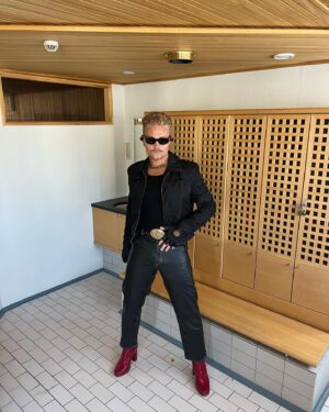 Benjamin Peltonen Instagram - Don’t mind me, oon vaan tän pukuhuoneen putkimies 🤝👠