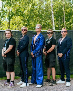 Benjamin Peltonen Instagram - HYVÄÄ PRIDEÄ SEKSIPOMMIT❤️‍🔥💣 Tänään(kin) juhlitaan, tanssitaan, lauletaan, ja näytetään koko maailmalle millaista on olla yhdenvertainen, inhimillinen, rakastavainen ja HOT 🤝 OON NIIN YLPEE TEISTÄ (MEISTÄ)🏳️‍⚧️🏳️‍🌈

Tänään @helsinkipride puistojuhla klo. 16.00 ja jatkot Vanhassa Ylioppilastalossa klo. 23.45 

Kuvat: @nealeksandraphoto