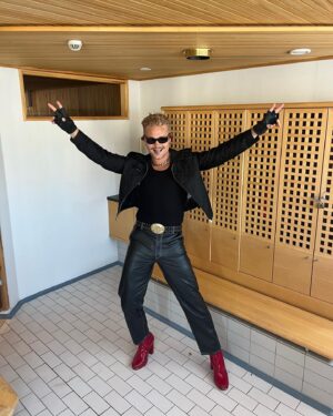Benjamin Peltonen Instagram - Don’t mind me, oon vaan tän pukuhuoneen putkimies 🤝👠