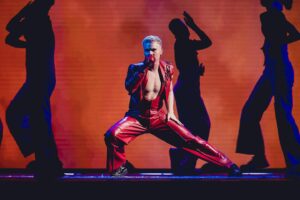 Benjamin Peltonen Instagram - Today’s THE day. Kaikkien aikojen UMK-avausnumero yhdessä @kuumaavirallinen kanssa sekä mieletön spektaakkeli Nokia Areenalla. Oottekste valmiina? 💥 THIS IS THE DREAM.

📸: @miikkavarila & @nellikentta 

@uudenmusiikinkilpailu
