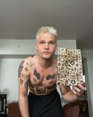Benjamin Peltonen Instagram - VANHA MINÄ VAINAA

VERSE1:
Hei ei se mitään
Jos anteeks mulle annat
Niin anteeksi sä kaiken multa saat
Se on mun syytä
Pitää olla hiljempaa
Niin ehkä sä et ala mulle huutamaan

taas, taas, taas
lupaan jäädä sun kaa kotiin nukkumaan
taas, taas, taas

CHORUS:
Sä teit musta sairaan ilman sua 
Sanoit etten voi koskaan parantua
Nyt on mun aika nousta pintaan
on vanha minä vainaa

aion repii mun paidan ja valaistua 
Sun kahleista vihdoin vapautua
nyt on mun aika nousta pintaan
on vanha minä vainaa

PostChorus:
on vanha minä vainaa
ei askel enää paina
nostetaanko malja
on vanha minä vainaa 

VERSE 2:
Hei tässä seison
Ihan omilla jaloilla vaikka joskus sillon sait mut uskomaan
Ettei ne kanna
Mut nyt katso kuinka tanssin, heitin valheittesi valssin unholaan
