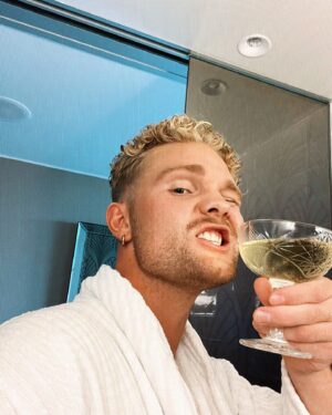 Benjamin Peltonen Instagram - Kuplivaa viikonloppua!! 🤭🥂