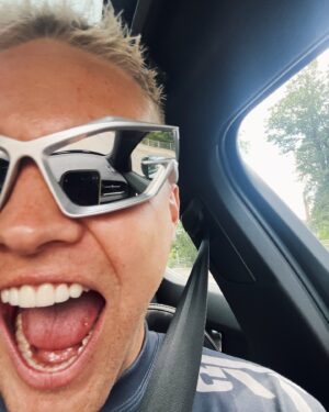 Benjamin Peltonen Instagram - ”Paremmin ku kukaan muu” on radioiden #1 🏆 

10 vuotta siihen meni (!!!) mutta myönnettäkööt, etten oo IKINÄ edes uskaltanut unelmoida tästä. Se, että on radioiden ykkönen koko maassa, on aivan käsittämättömän upea, iso, absurdi ja JÄÄTÄVÄ saavutus. Kiitos radiot, oon maailman onnellisin ja kiitollisin❤️ Kiitos @bessofficial oot superstara ja oon maailman onnellisin siitä, että saan jakaa tän meriitin sun kanssa!!😭 KIITOS PERKELE!!!!

Ps. Mun uus biisi ”Vanha minä vainaa” tuli ulos tänään!!
