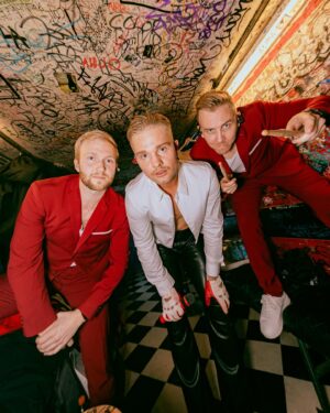 Benjamin Peltonen Instagram - Jos sydämen pakahtumiseen voi kuolla niin mun pitää kohta soittaa 112 😭❤️ En osaa dramaattisemmin ilmaista sitä onnea mitä sain eilen kokea Tavastialla kaikkien teidän upeiden ja tärkeiden ihmisten kanssa. Mä en tuu IKINÄ ottamaan tällaisia hetkiä itsestäänselvyytenä🥹 KIITOS KIITOS KIITOS!!!!! OON NIIN FIILIKSISSÄ HERREGUD❤️❤️ 

Kiitos myös mun maailman taitavin ja upein työryhmä, ootte dream team 💎

Kuvat otti super @tuomasvih