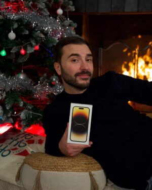 Benjamin Verrecchia Instagram - Jeu Concours ! Un feu doux, un magnifique sapin et cet IPhone incroyable à gagner 🔥
La vie est savoureuse. 

Voici les conditions pour gagner ce fabuleux cadeaux près de votre sapin : 

- suivre @cdiscountmaison 
- suivre mon insta 
- tag 2 amis 

Ps : le crépitement d’un bon feu est l’un de mes bruits préférés.